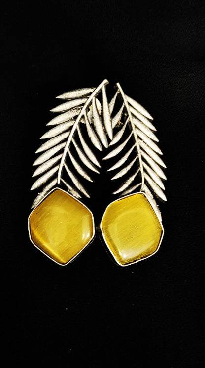 Summer Chic: Stunning Brass Leafy Earrings Paired with Pentagon-Shaped Stones